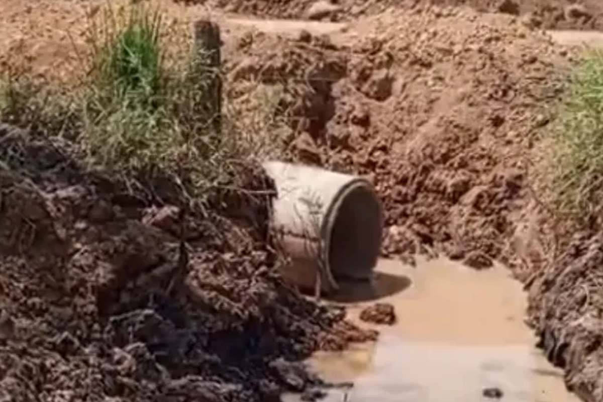 Morador denuncia descarte de esgoto em propriedade rural durante obra da Prefeitura de Parecis