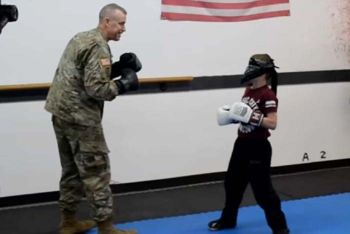 Sargento retorna e surpreende filho durante aula de Taekwondo 