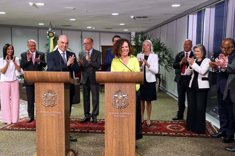 Tribunal Superior Eleitoral empossa primeira ministra negra na história