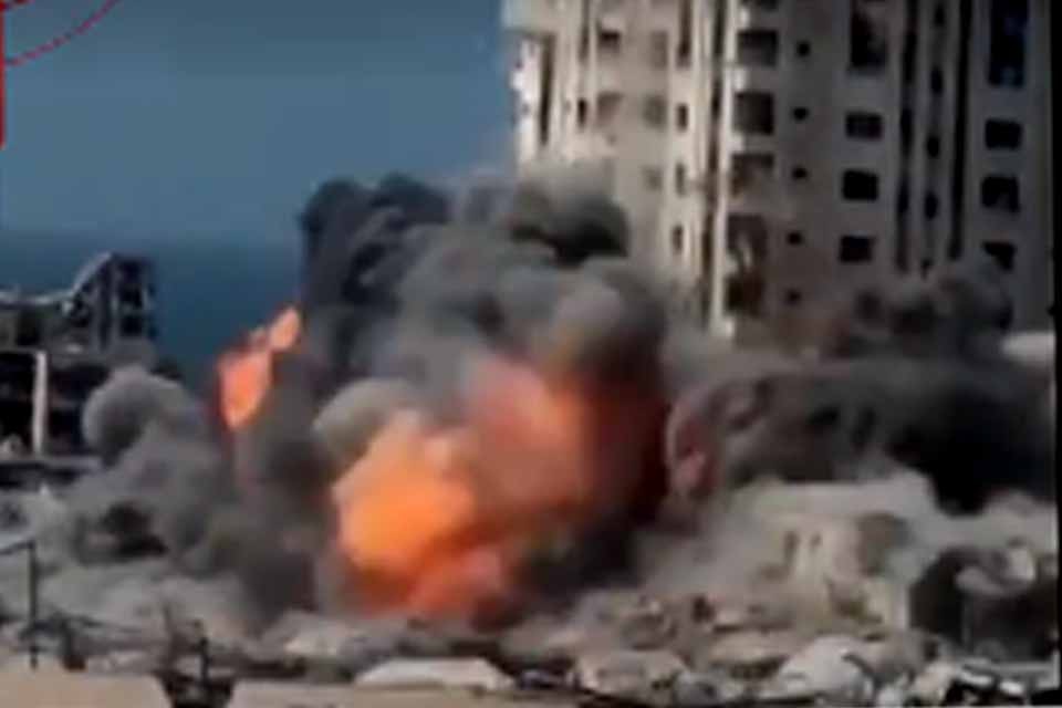 Edifício em Gaza colapsa após ataque israelense