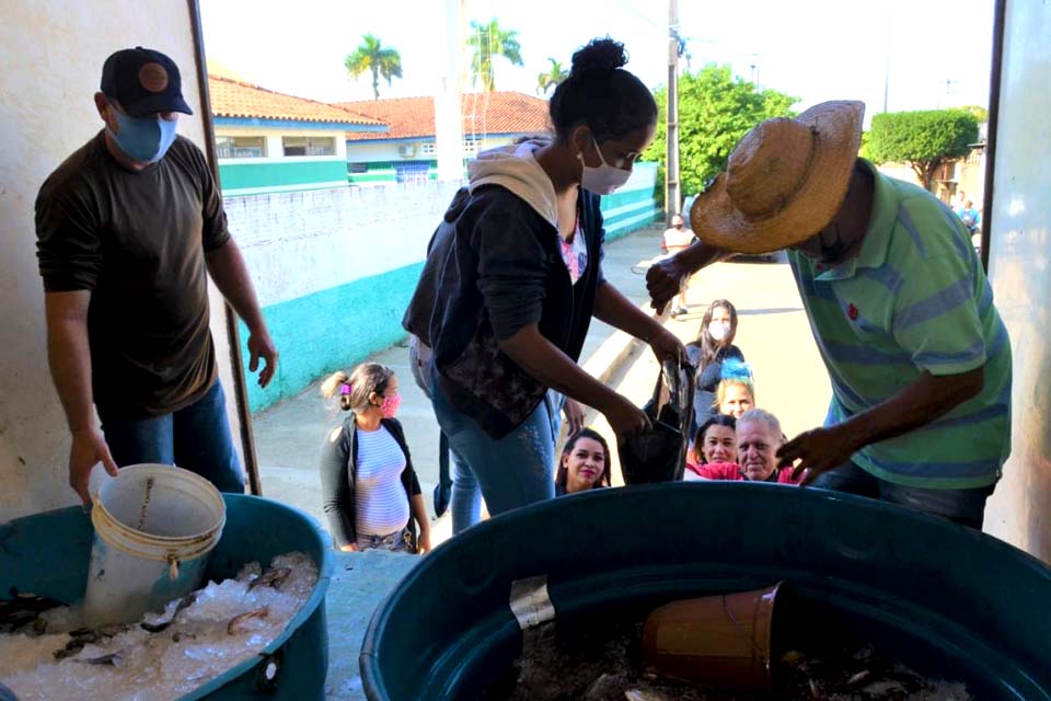 Banco de alimentos doa mais de uma tonelada de peixe para famílias carentes 