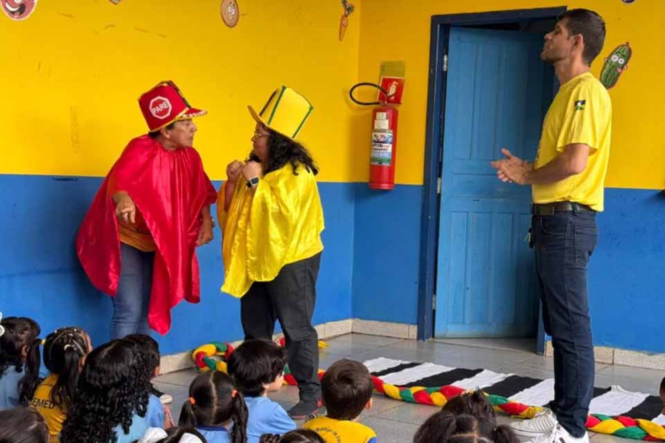 Estudantes aprendem sobre regras de segurança no trânsito com teatro e brincadeiras