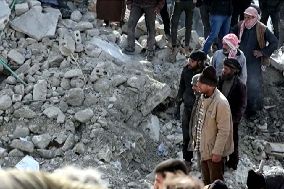 Síria aproveita terremoto para sair do isolamento diplomático, dizem analistas