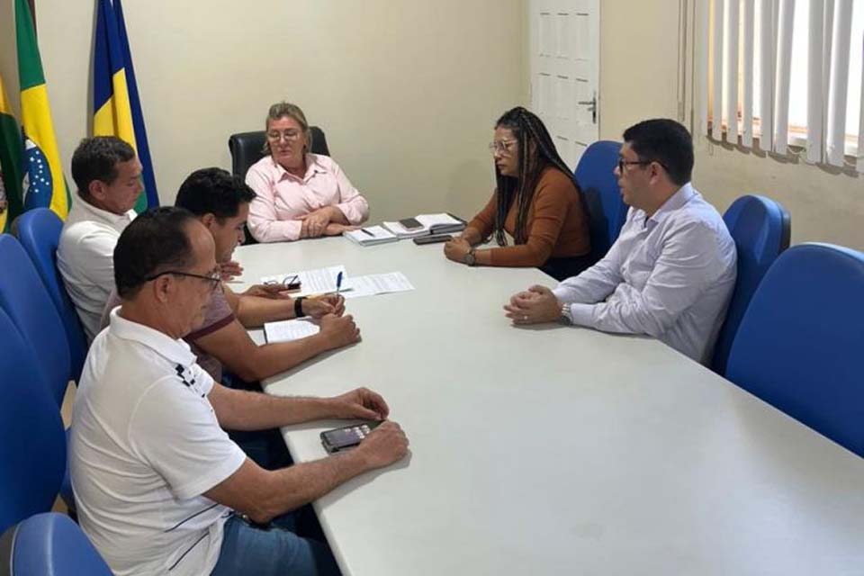 Diretores da Regional Mamoré do SINTERO se reúnem com Prefeita e secretária de educação de Guajará Mirim