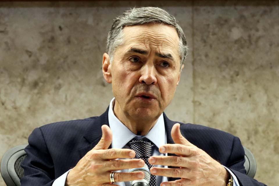 Pontos de desenvolvimento do Brasil estão na Constituição, diz Barroso