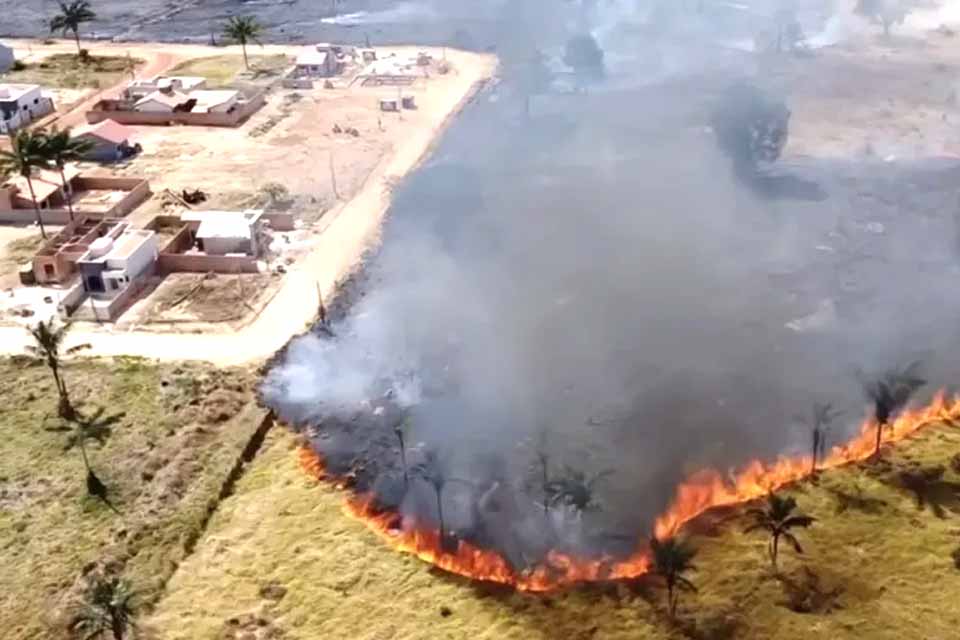 Incêndio de grandes proporções atinge área de vegetação no bairro Jardim Tropical em Rolim de Moura