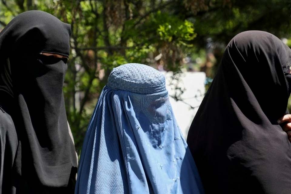 Afeganistão: instituições denunciam violação dos direito das mulheres