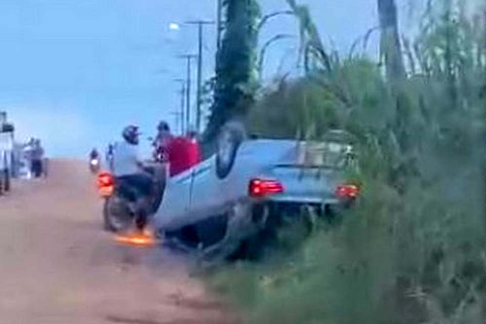 Radialista capota veículo na linha 605 sentido Theobroma a Jaru