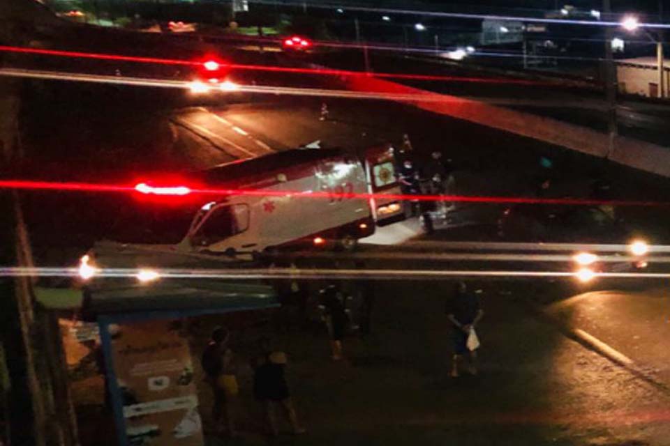 Homem é atropelado por carro na BR-364 após passar sobre a mureta
