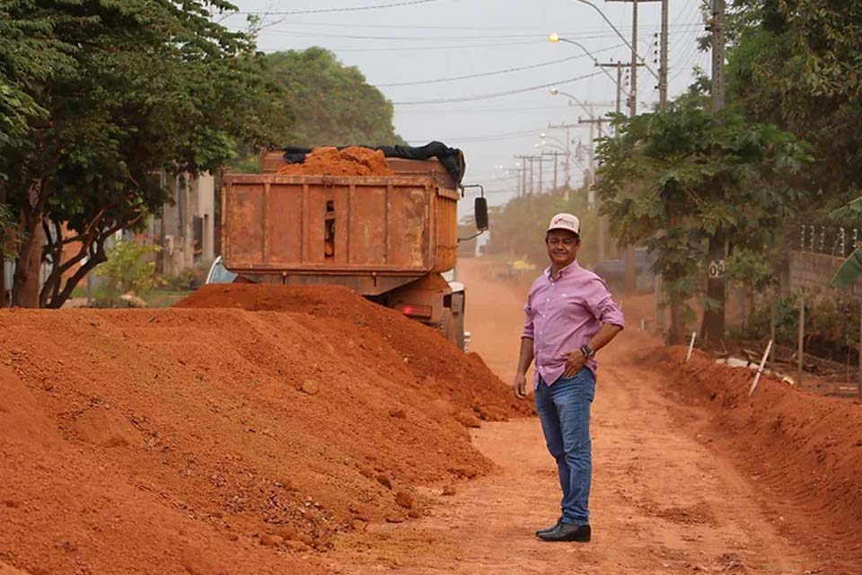 Vias do bairro Morada do Sol começam a receber obra de pavimentação
