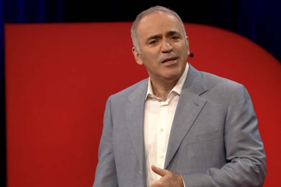 Garry Kasparov, campeão mundial de xadrez, é preso na Rússia