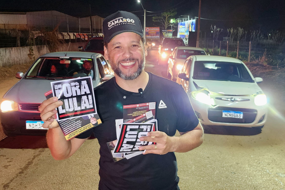 Delegado Camargo lidera mega adesivaço “Fora Lula”  em Ariquemes