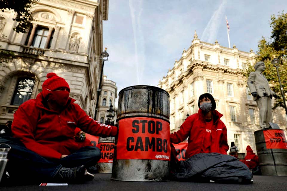 Greenpeace faz protesto em Londres contra exploração de petróleo na Escócia
