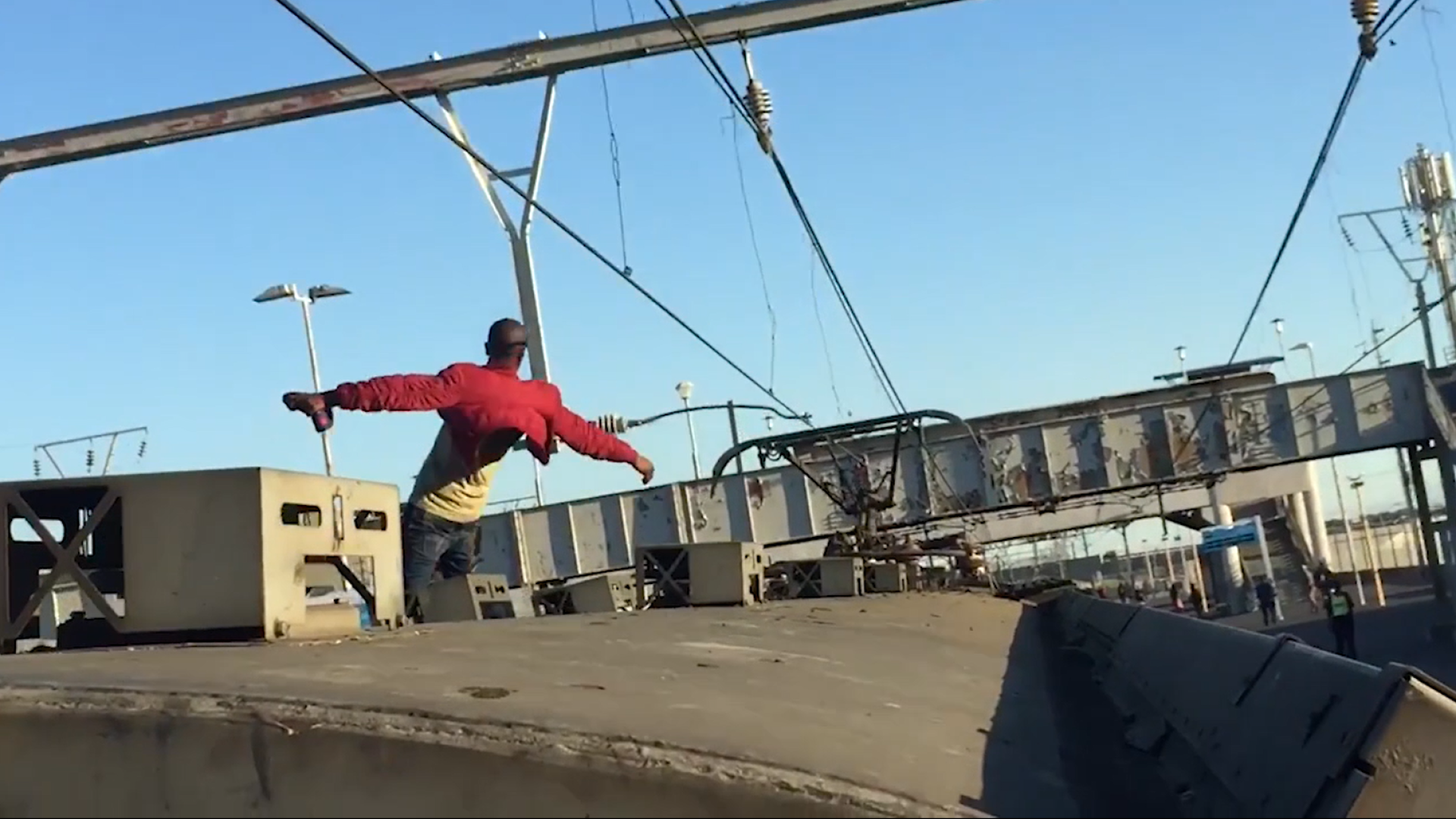 Homem desafia a morte em cima de trem