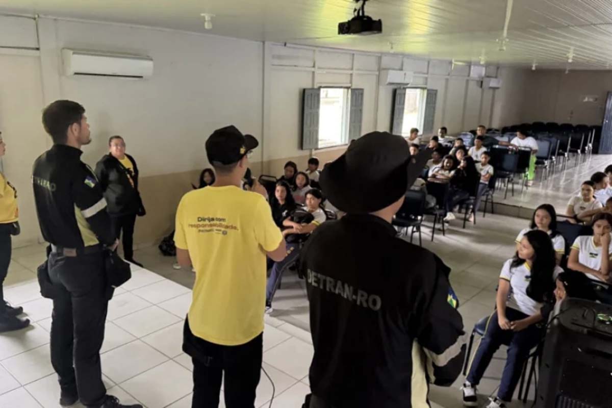 Profissionais do Detran-RO usam a pedagogia para educar e conscientizar sobre o trânsito nas escolas