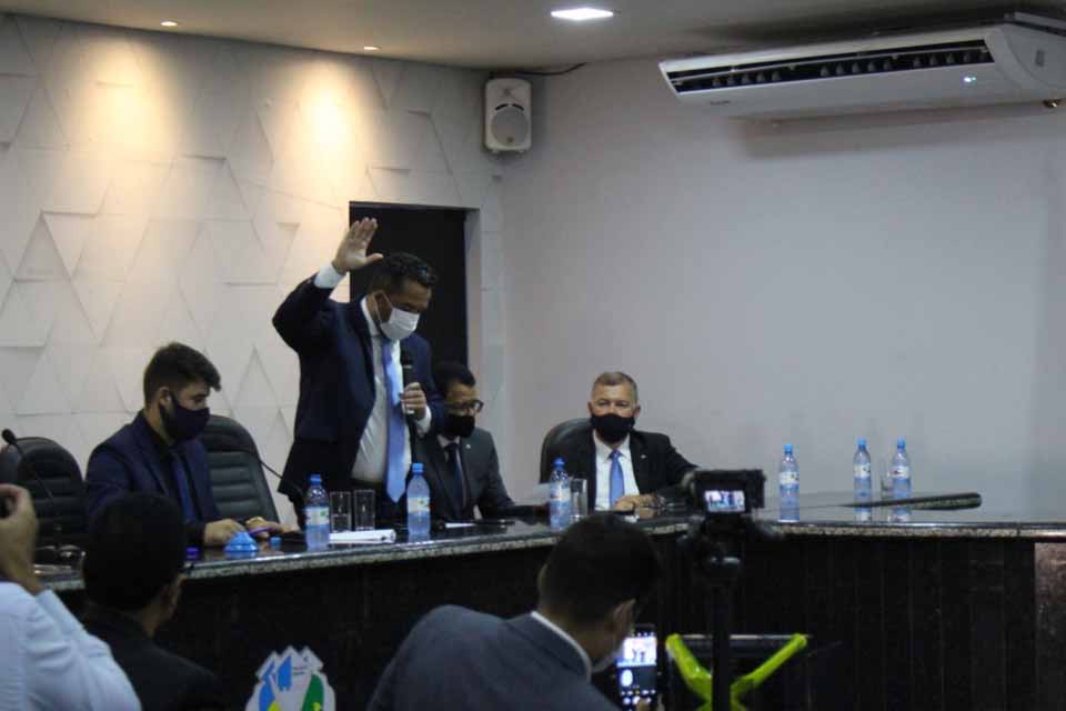 Isau Fonseca é empossado e filho eleito presidente do legislativo