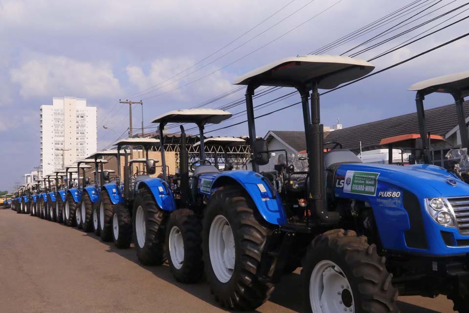 Governo reforça o setor produtivo com a entrega de mais 321 máquinas e equipamentos agrícolas aos municípios
