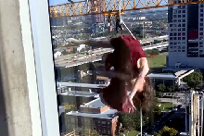 Mulher faz dança incrível pendura em corda 