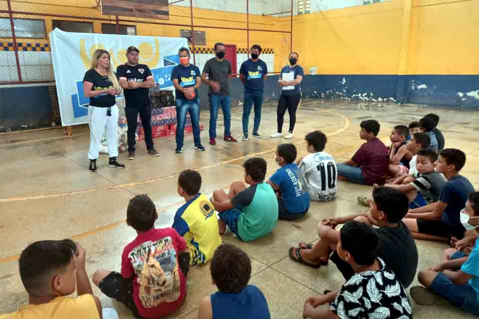 Escolinha de futebol do distrito de Nova Califórnia recebe reposição de material esportivo