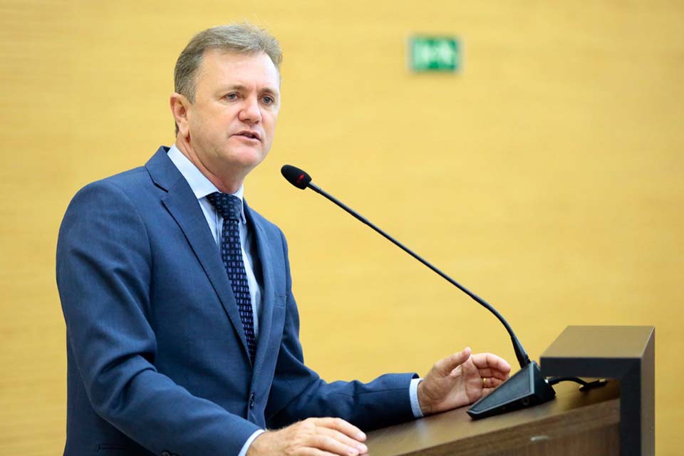 DER atende reivindicação do deputado Luizinho Goebel e substitui ponte de madeira por tubo armco na área rural de Cerejeiras 