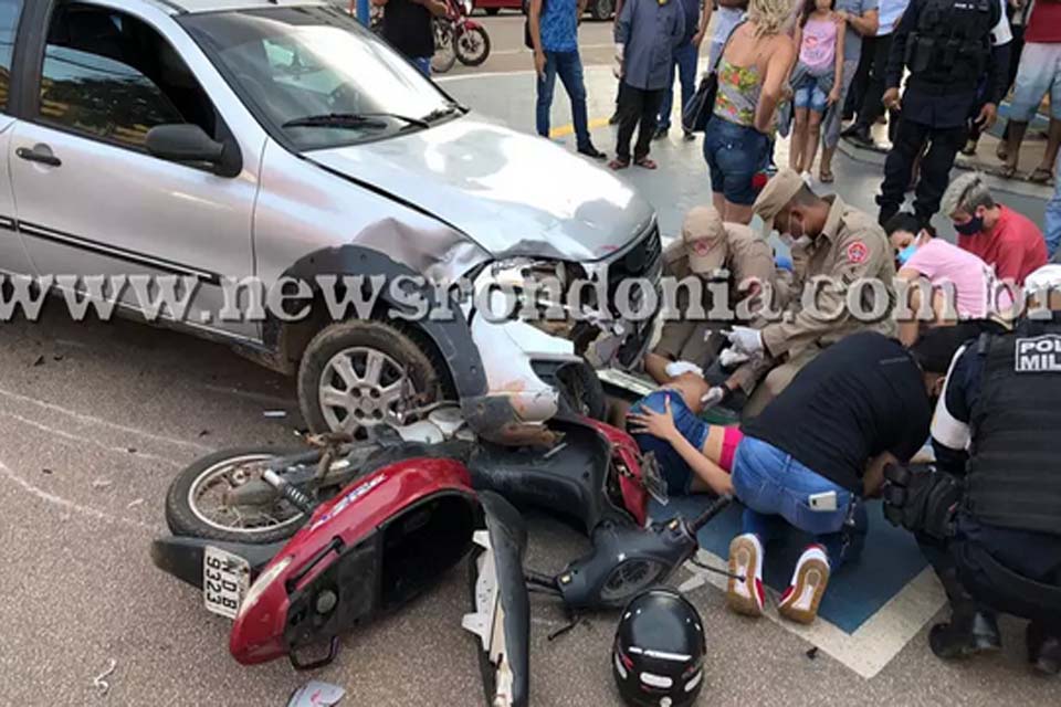 Acidente envolvendo dois carros e uma moto deixam vítimas feridas