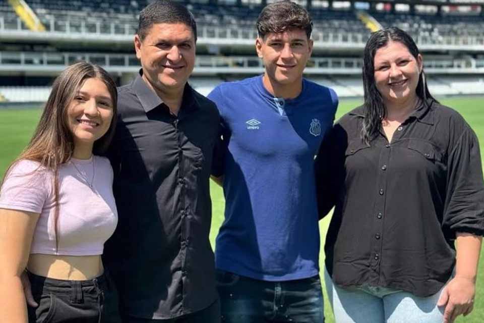 Jovem de Alto Alegre dos Parecis comemora assinatura do primeiro contrato profissional com o Santos