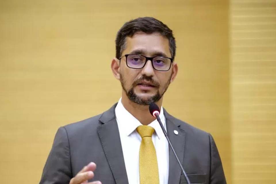 Deputado Anderson enaltece trabalho de Policiais Penais que evitaram entrada de materiais ilícitos que presos tentaram pegar no pátio do presídio através de buraco