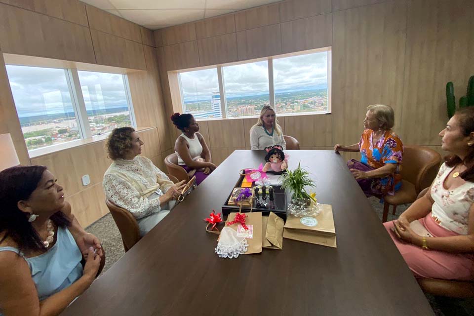 Ieda Chaves recebe grupo de mulheres empreendedoras e “Mães Atípicas”