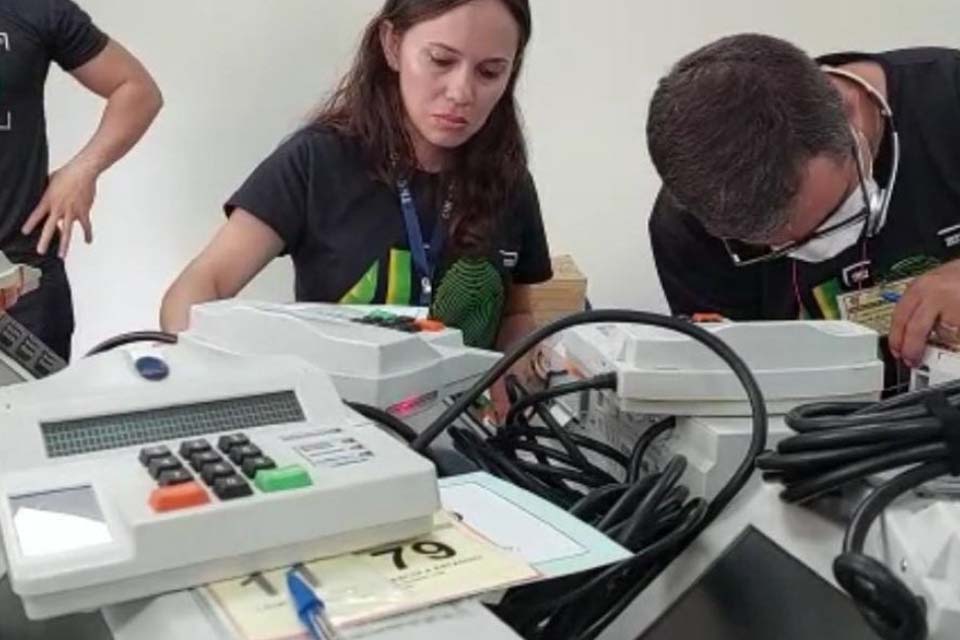 Fórum eleitoral realiza abastecimento das mídias lacração das urnas eletrônicas