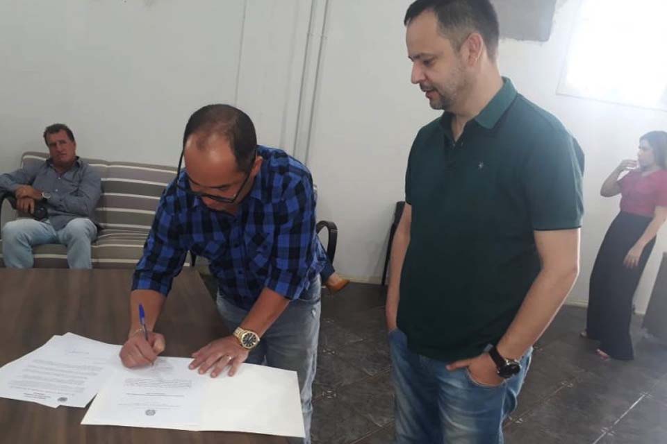 No Dia do Professor de Educação Física, prefeito Macedo autoriza construção de quadra na Escola Progresso