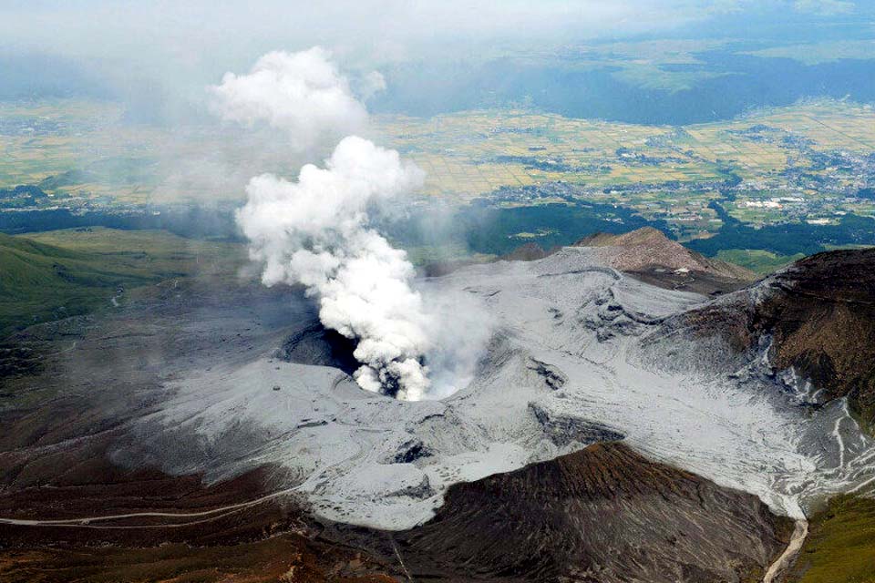 Monte Aso, no Japão, entra em erupção