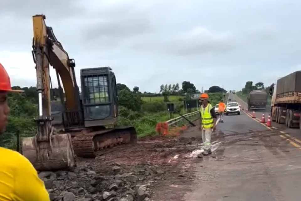 Tráfego segue em meia pista na ponte do rio Riozinho na BR-364