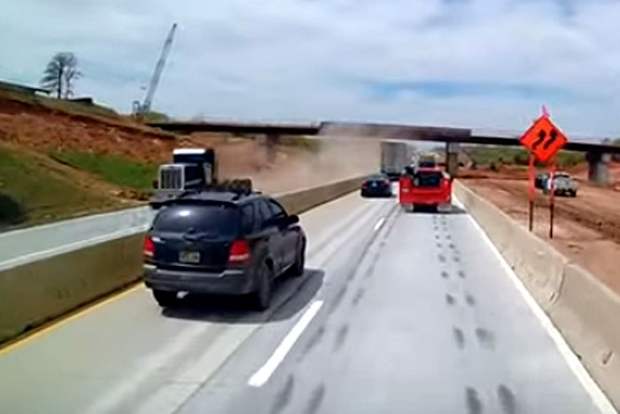 Caminhão perde reboque após bater em viaduto 
