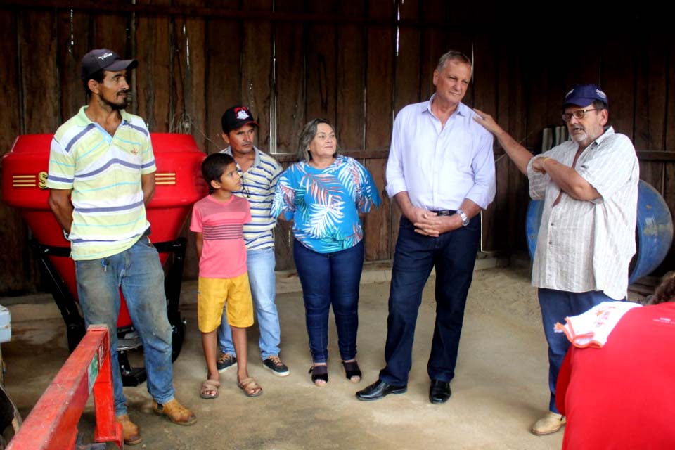 Adelino Follador participa da entrega de equipamentos para a associação Rural de Campo Novo
