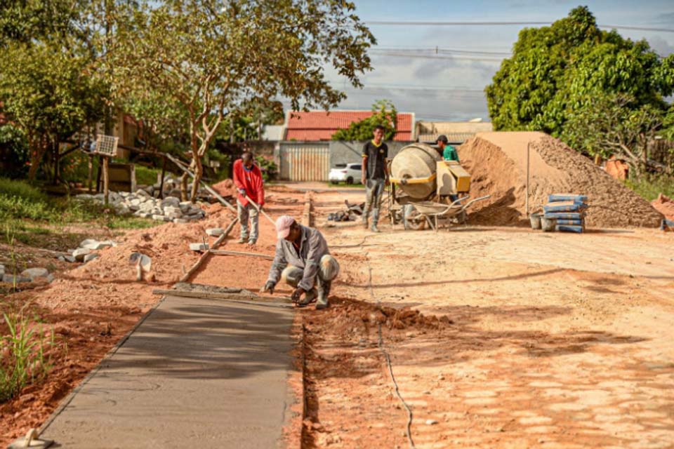 Trecho da T-13 começa a receber a construção de calçadas