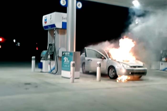 Carro pega fogo em posto de combustível nos EUA