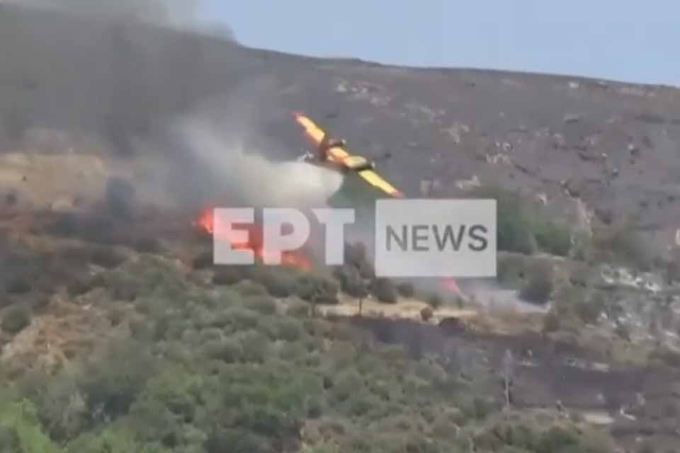 Avião colide com o solo durante combate a incêndios na Grécia