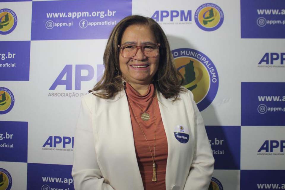 Prefeita Lúcia Lacerda participa de reunião da APPM para tratar assuntos do FPM e atraso de recursos
