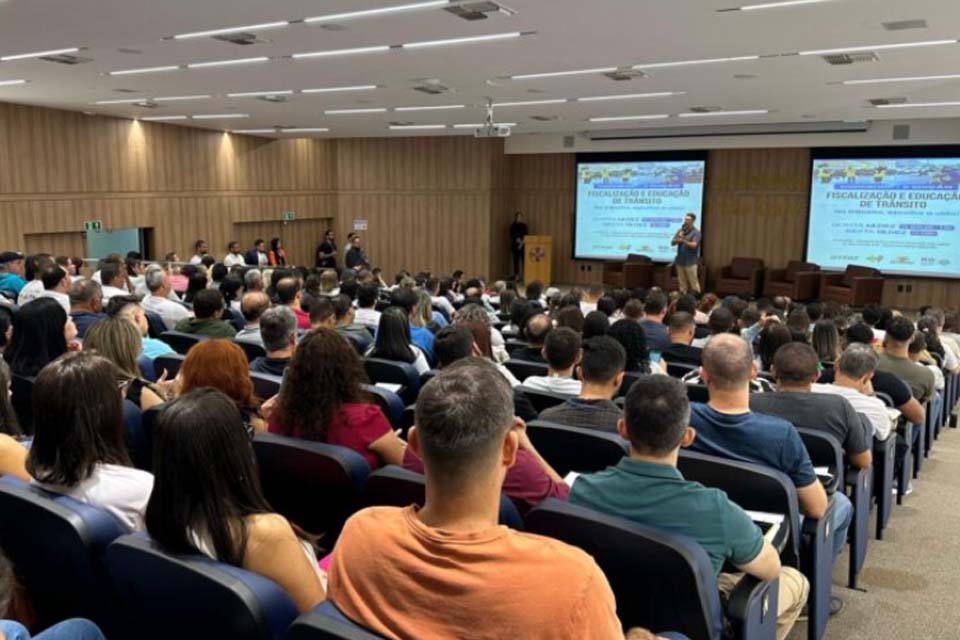 “Paz no trânsito começa por você” é tema de encontro pedagógico para servidores que atuam como educadores de trânsito