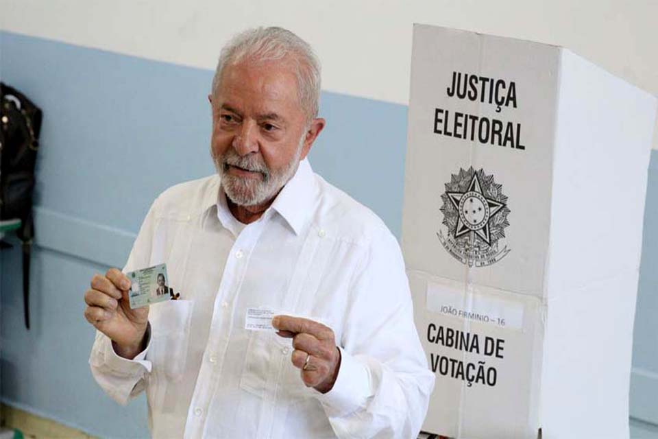 Após votar, Lula diz estar certo de que seu projeto será o escolhido