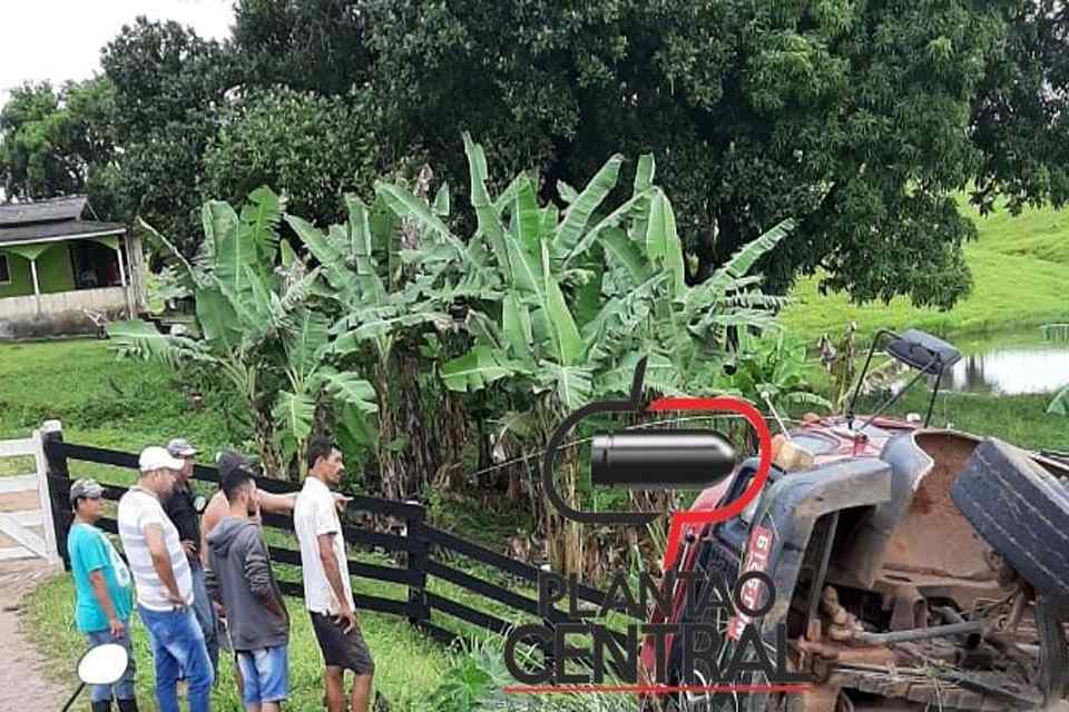 Caminhão boiadeiro tomba durante madrugada na RO 473