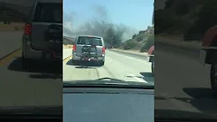 Caminhonete explode em estrada movimentada 