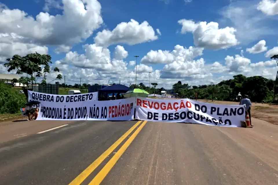 Produtores rurais interditam a BR-364 no trevo de acesso ao município de Cujubim