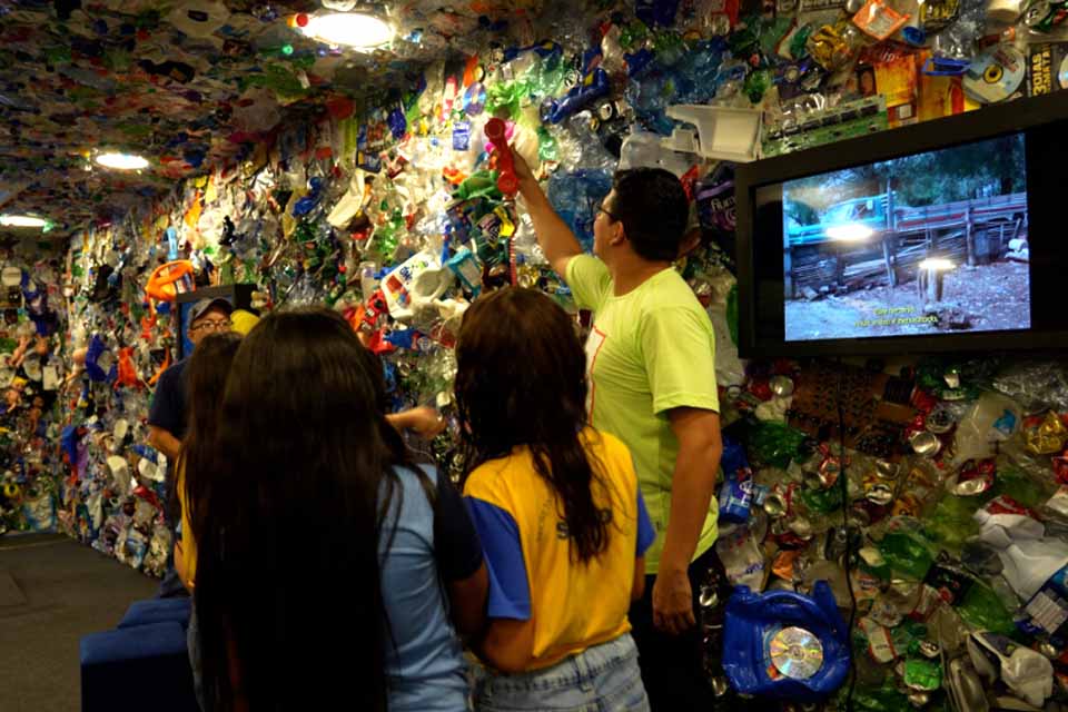 “Busão das Artes” estaciona em Porto Velho e transforma lixo em poesia visual