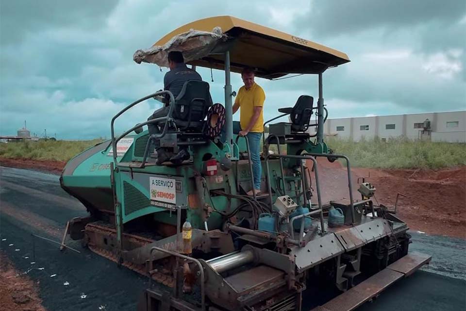 Luizinho Goebel acompanha obras de pavimentação asfáltica em avenidas de Vilhena