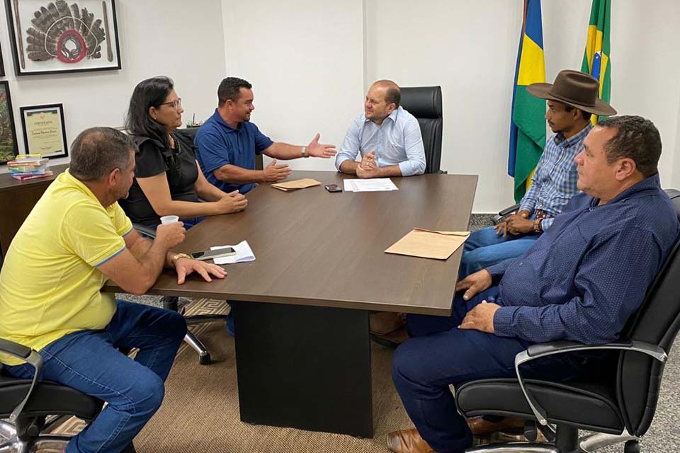 Deputado Cirone Deiró confirma ao vereador Zequinha liberação de recursos para município Seringueiras