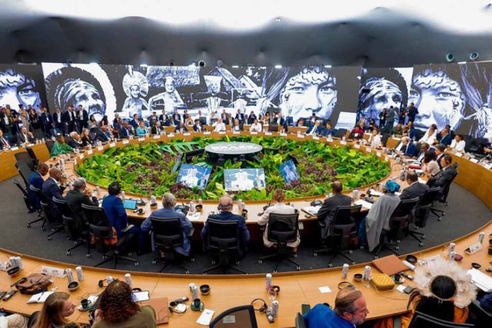 “É hora de transformar ambição em ação”, diz Lula em mesa redonda na Cúpula de Líderes da COP30