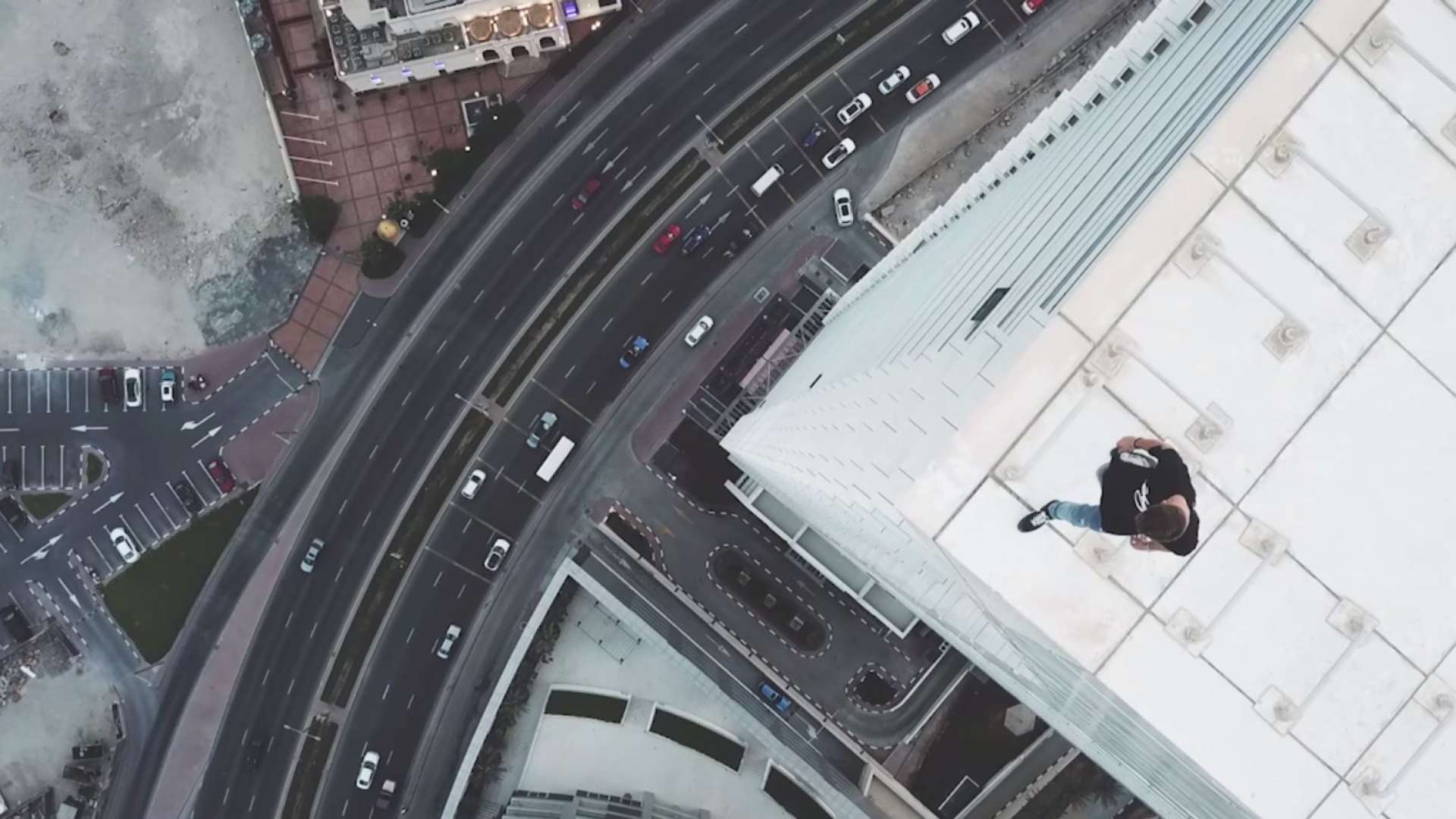 Homem faz acrobacias em arranha-céus de 70 andares
