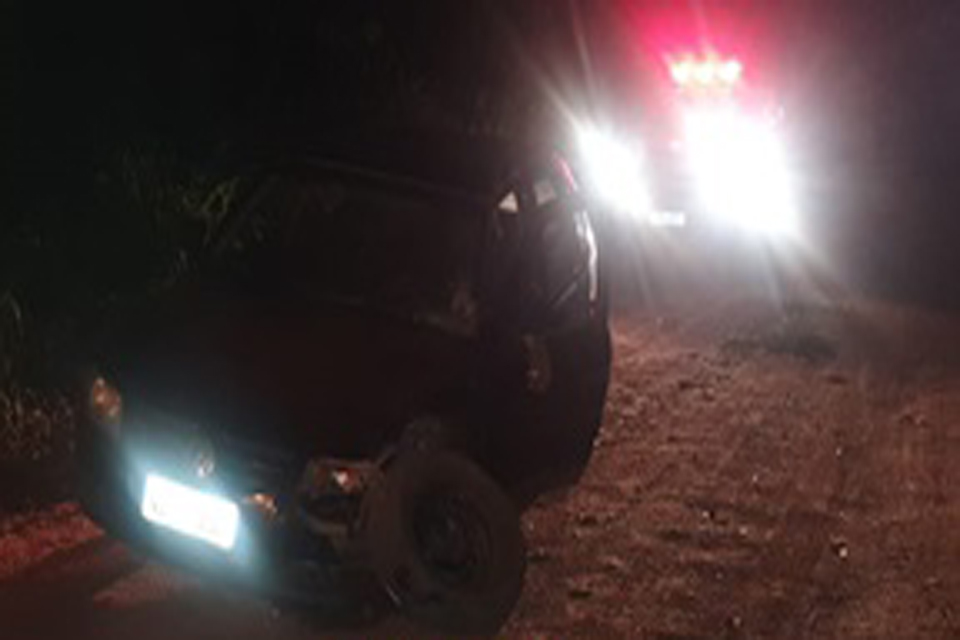 Colisão frontal entre carro e moto deixa duas pessoas feridas