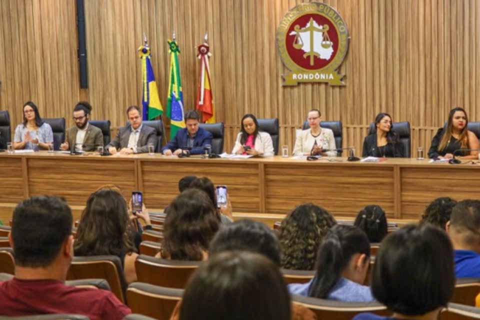 Amamentação reduz mortalidade infantil e risco de câncer de mama, alertam especialistas no MPRO